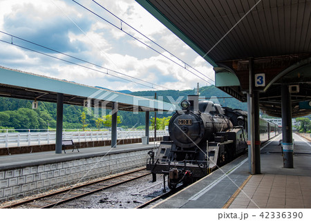 静岡県　大井川鐵道　千頭駅のホームに入線したSL列車 42336390