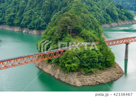 南アルプスあぷとライン　大井川鐵道井川線　せっそ湖に浮かぶ奥大井湖上駅　線路上を歩く観光客 42336467