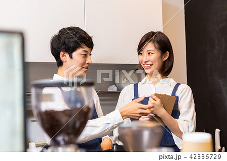 カフェ スタッフ カフェ スタッフ 42336729