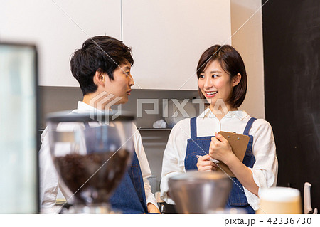 カフェ スタッフ カフェ スタッフ 42336730