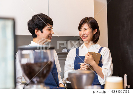 カフェ スタッフ カフェ スタッフ 42336731