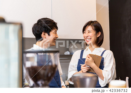 カフェ スタッフ カフェ スタッフ 42336732