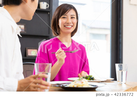 カフェ カップル 食事の写真素材