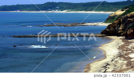 夏井ヶ浜海岸の青い海と打ち寄せる白い波 夏井ヶ浜海岸の青い海と打ち寄せる白い波 42337001