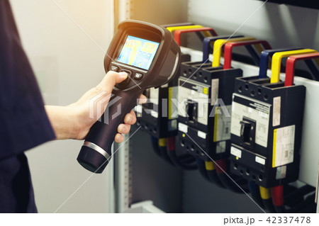 Technician use thermal imaging camera to check Technician use thermal imaging camera to check 42337478