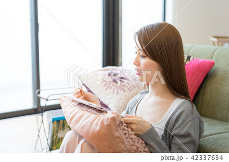 タブレットPCでネットショッピングの決済をする女性 タブレットPCでネットショッピングの決済をする女性 42337634