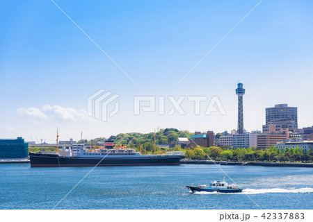 横浜　氷川丸とマリンタワー 42337883