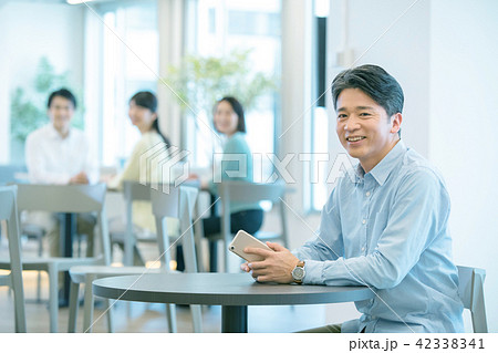 カジュアルオフィスイメージ ビジネスイメージ 私服 会社員の写真素材