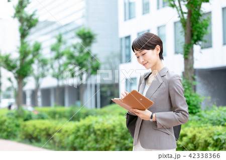 スーツの女性　オフィスレディ　新緑　OL　ビジネス　スーツ　ポートレート　リクルート 42338366