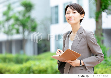 スーツの女性 オフィスレディ 新緑 OL ビジネス スーツ ポートレート リクルート スーツの女性 オフィスレディ 新緑 OL ビジネス スーツ ポートレート リクルート 42338368