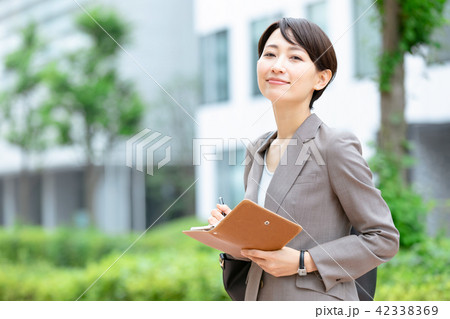 スーツの女性 オフィスレディ 新緑 OL ビジネス スーツ ポートレート リクルート スーツの女性 オフィスレディ 新緑 OL ビジネス スーツ ポートレート リクルート 42338369