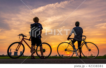 見沼田んぼの夕焼けを眺める2人の男性　上山口新田 42338381