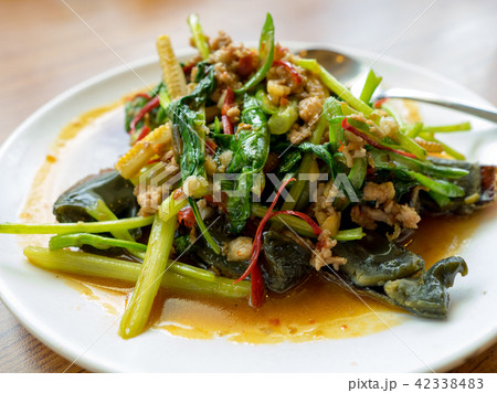 Stir-fried basil leave with minced pork 42338483