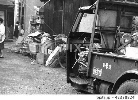昭和の風景　下町の八百屋さんとオート三輪車　東京都葛飾区にて　　昭和３６年　 42338824