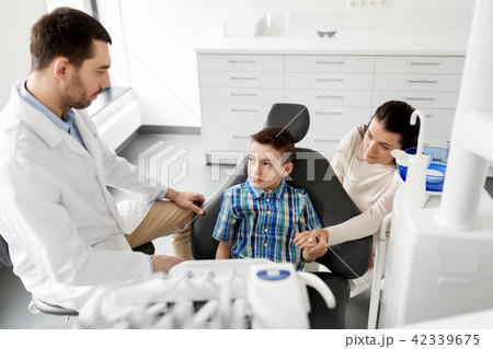 mother and son visiting dentist at dental clinic mother and son visiting dentist at dental clinic 42339675