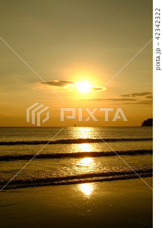 美しい海岸の夕日・材木座海岸 42342322