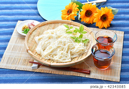 夏の冷たい「そうめん」（素麺、そーめん、ソーメン）、麺つゆと薬味（ショウガ、ミョウガ、青ネギ）添え 42343085