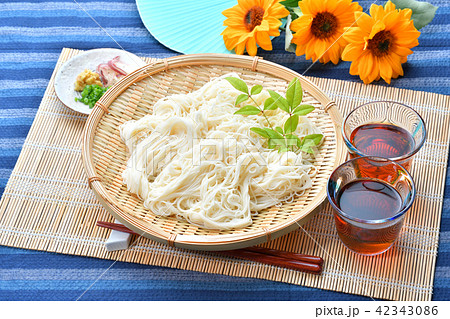夏の冷たい「そうめん」（素麺、そーめん、ソーメン）、麺つゆと薬味（ショウガ、ミョウガ、青ネギ）添え 42343086