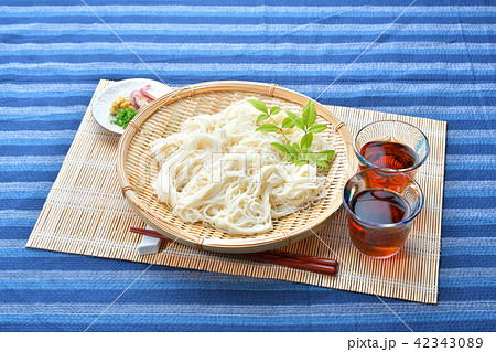 夏の冷たい そうめん 素麺 そーめん ソーメン 麺つゆと薬味 ショウガ ミョウガ 青ネギ 添えの写真素材