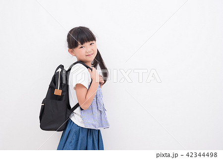 リュックを背負った女の子 42344498