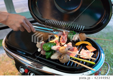 バーベキュー 肉を焼く手元 バーベキュー 肉を焼く手元 42344992