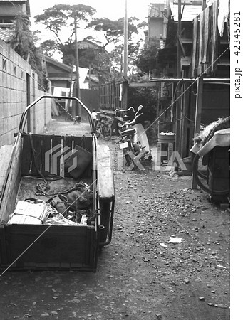 昭和の風景 下町未舗装路地とリヤカー 東京都葛飾区にて 昭和36年 昭和の風景 下町未舗装路地とリヤカー 東京都葛飾区にて 昭和36年 42345281