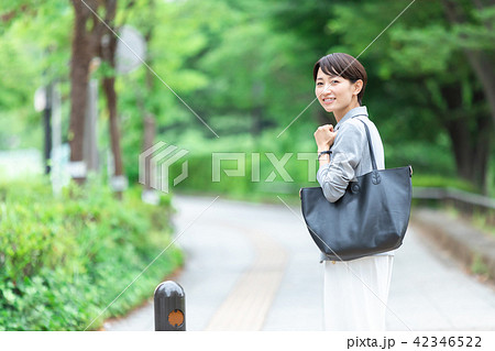 スーツの女性 オフィスレディ 新緑 OL ビジネス スーツ ポートレート リクルート スーツの女性 オフィスレディ 新緑 OL ビジネス スーツ ポートレート リクルート 42346522