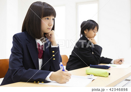 塾で勉強する中学生 42346898