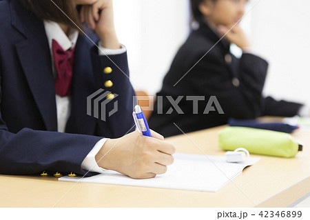 塾で勉強する中学生 42346899