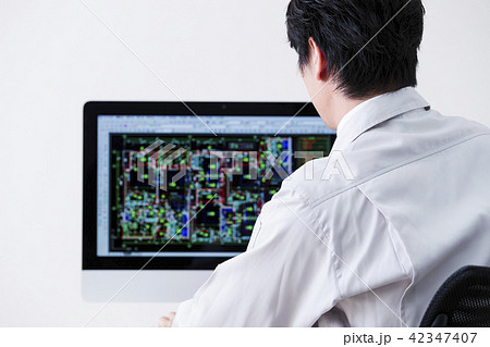 建設　建築　不動産　CAD　図面　ビジネス　パソコン　オフィス　ビジネスマン　男性 42347407