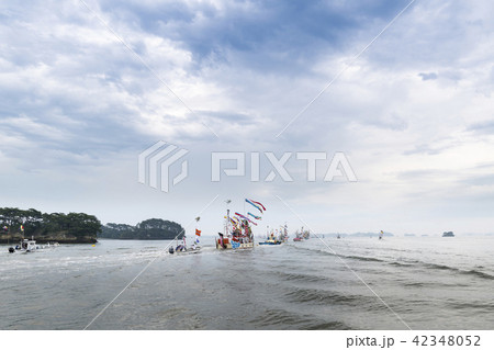 宮城塩釜みなと祭神輿海上渡御海上安全復興への祈り 42348052