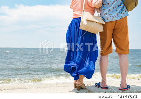 南国リゾート旅行をするシニア夫婦 42348081