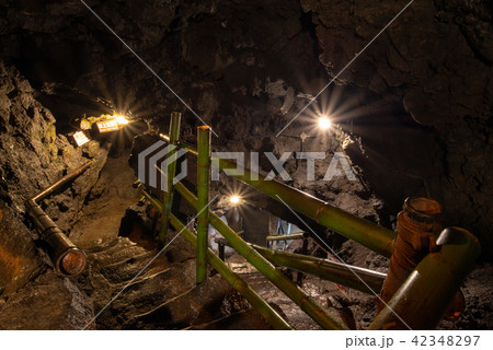 （山梨県）鳴沢氷穴　内部への階段 42348297