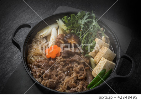 和牛肉ですきやき Tasty sukiyaki Japanese cuisine 和牛肉ですきやき Tasty sukiyaki Japanese cuisine 42348495