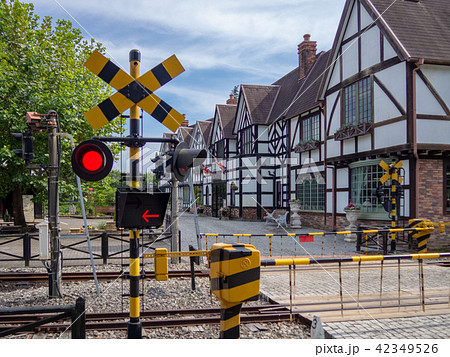 伊豆 行楽地テーマパークのイギリス村 修善寺虹の郷 ロムニー鉄道踏切と家並み の写真素材