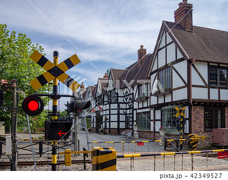 伊豆 行楽地テーマパークのイギリス村 修善寺虹の郷 ロムニー鉄道踏切と家並み の写真素材