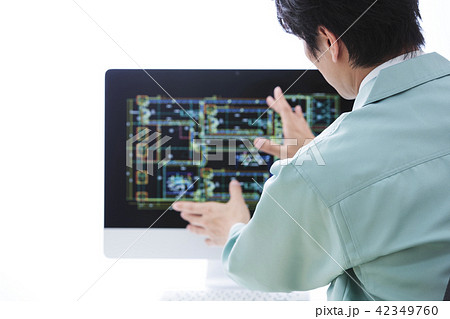 建設　建築　不動産　CAD　図面　ビジネス　パソコン　オフィス　ビジネスマン　男性 42349760