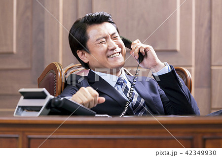 ビジネスマン 笑顔 微笑 42349930