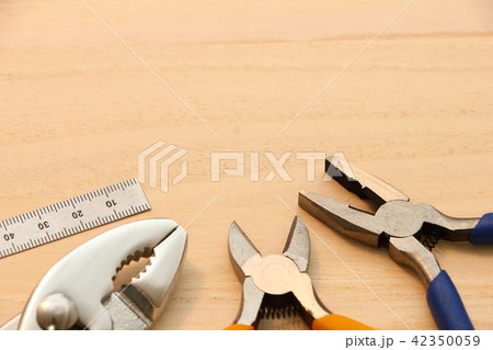 木の板の上に置かれた工具類 木の板の上に置かれた工具類 42350059