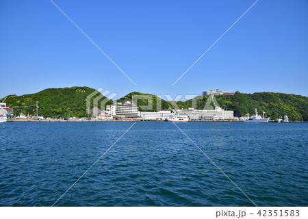 紀の松島めぐり遊覧船から那智勝浦の市街地と観光ホテル 紀の松島めぐり遊覧船から那智勝浦の市街地と観光ホテル 42351583