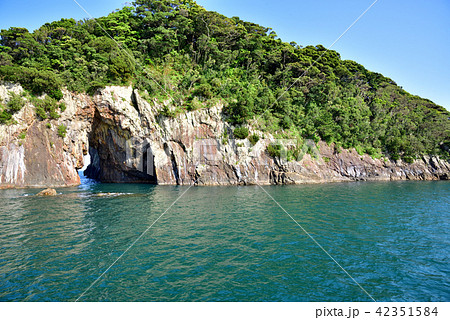 紀の松島めぐり遊覧船から｢洞窟の鶴島｣ 42351584