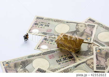 田舎の不便な家を売却する老夫婦 42352022