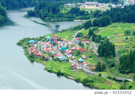 只見線「夏の大志集落と只見川」俯瞰風景 42352052