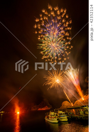【静岡県西伊豆町】堂ヶ島火祭り 花火大会 【静岡県西伊豆町】堂ヶ島火祭り 花火大会 42352114