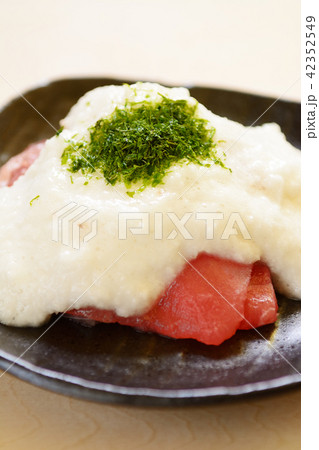 新鮮なマグロとろろがけ 42352549