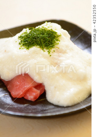 新鮮なマグロとろろがけ 42352550
