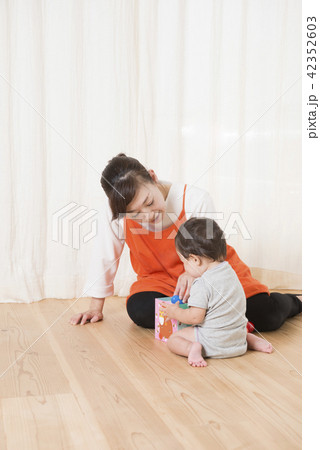 赤ちゃんと遊ぶ女性 赤ちゃんと遊ぶ女性 42352603