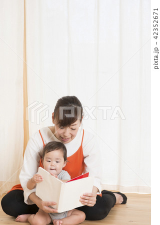 赤ちゃんと遊ぶ女性 赤ちゃんと遊ぶ女性 42352671