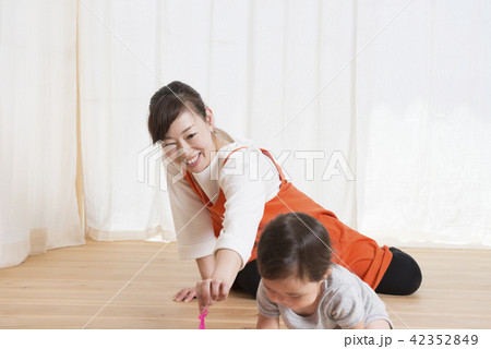 赤ちゃんと遊ぶ女性 赤ちゃんと遊ぶ女性 42352849