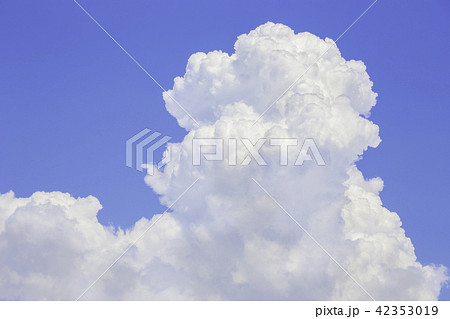 青い空と入道雲の写真素材